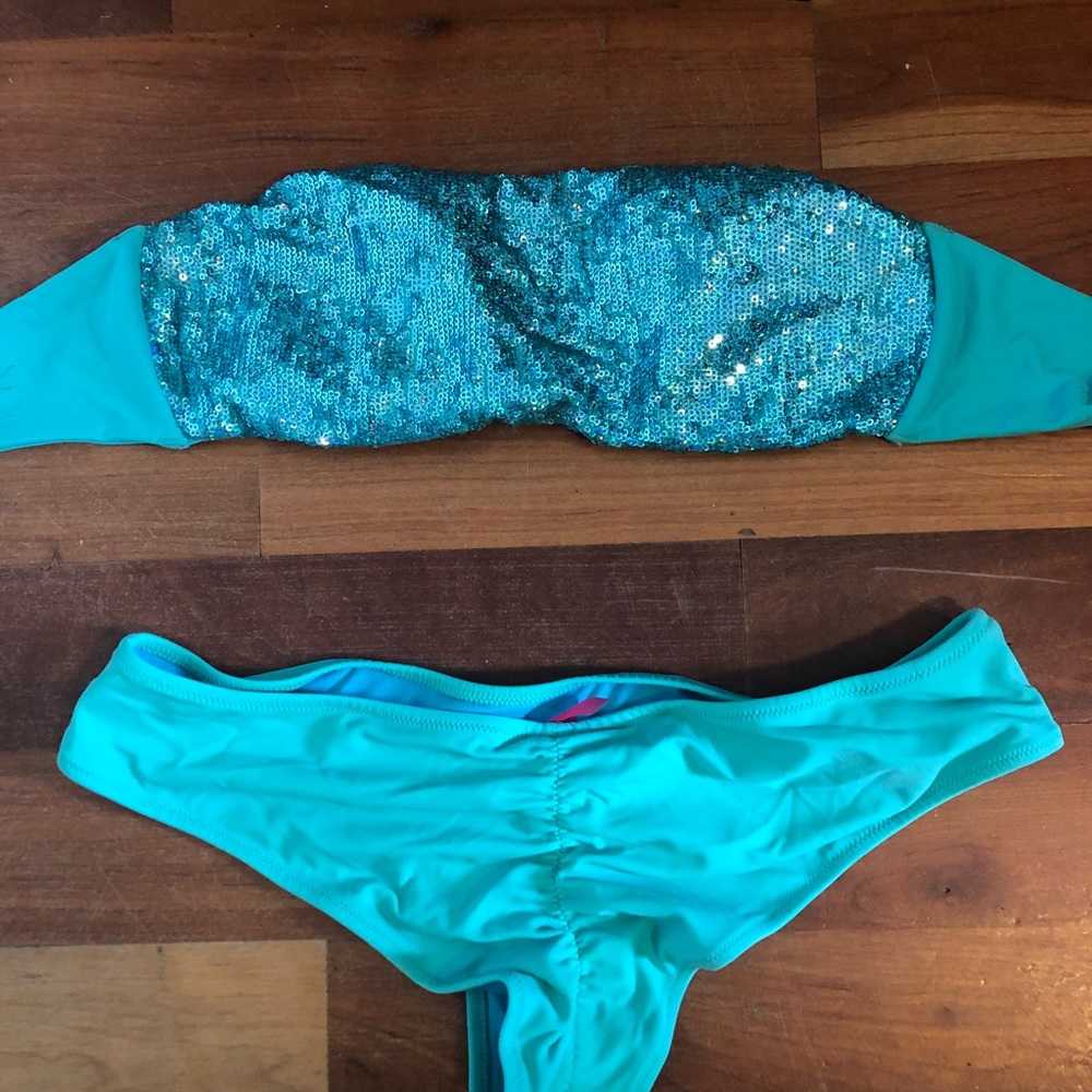 Strapless Victoria’s Secret bikini